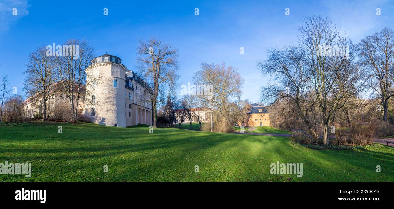 WEIMAR, GERMANIA - DEC 19, 2015: Vista dal parco ILM a weimar al vecchio castello verde e alla biblioteca Anna Amalia. La biblioteca è il classico più popolare Foto Stock
