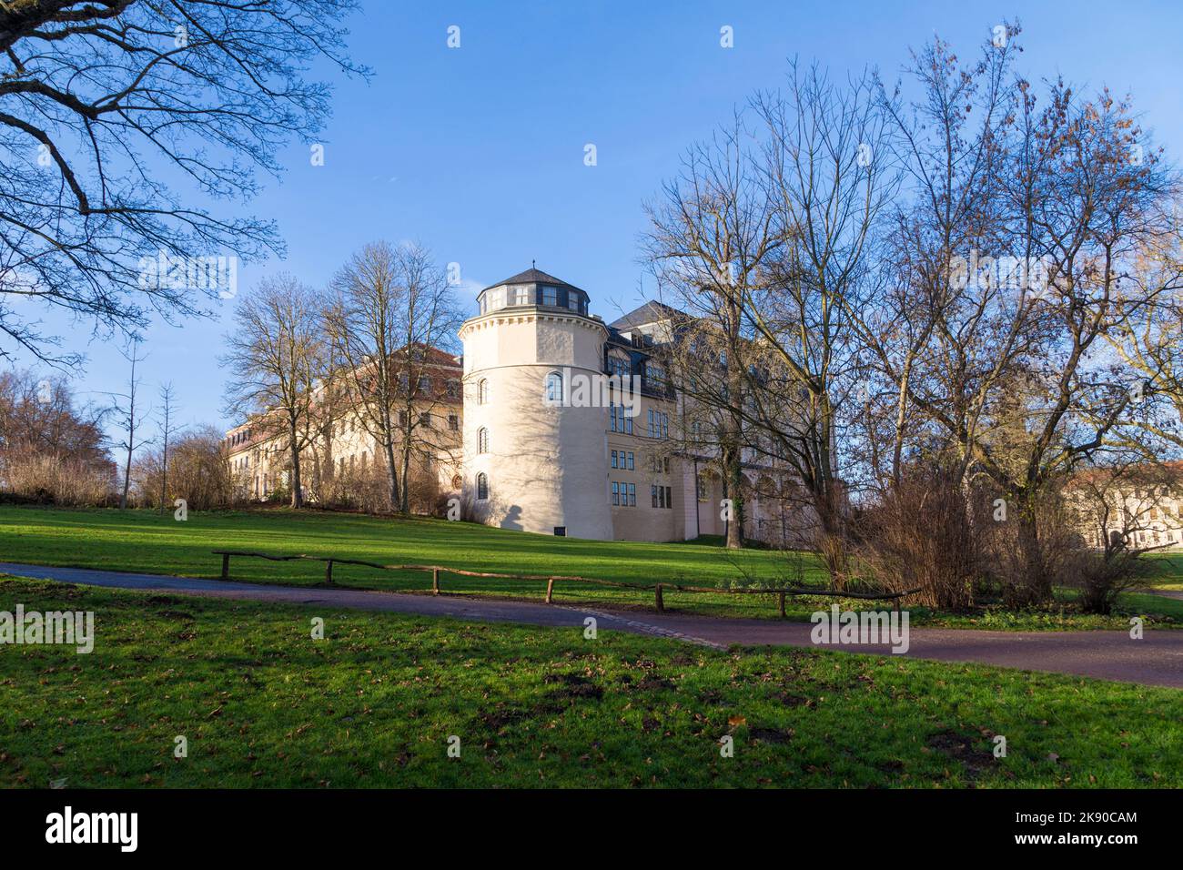 WEIMAR, GERMANIA - DEC 19, 2015: Vista dal parco ILM a weimar al vecchio castello verde e alla biblioteca Anna Amalia. La biblioteca è il classico più popolare Foto Stock