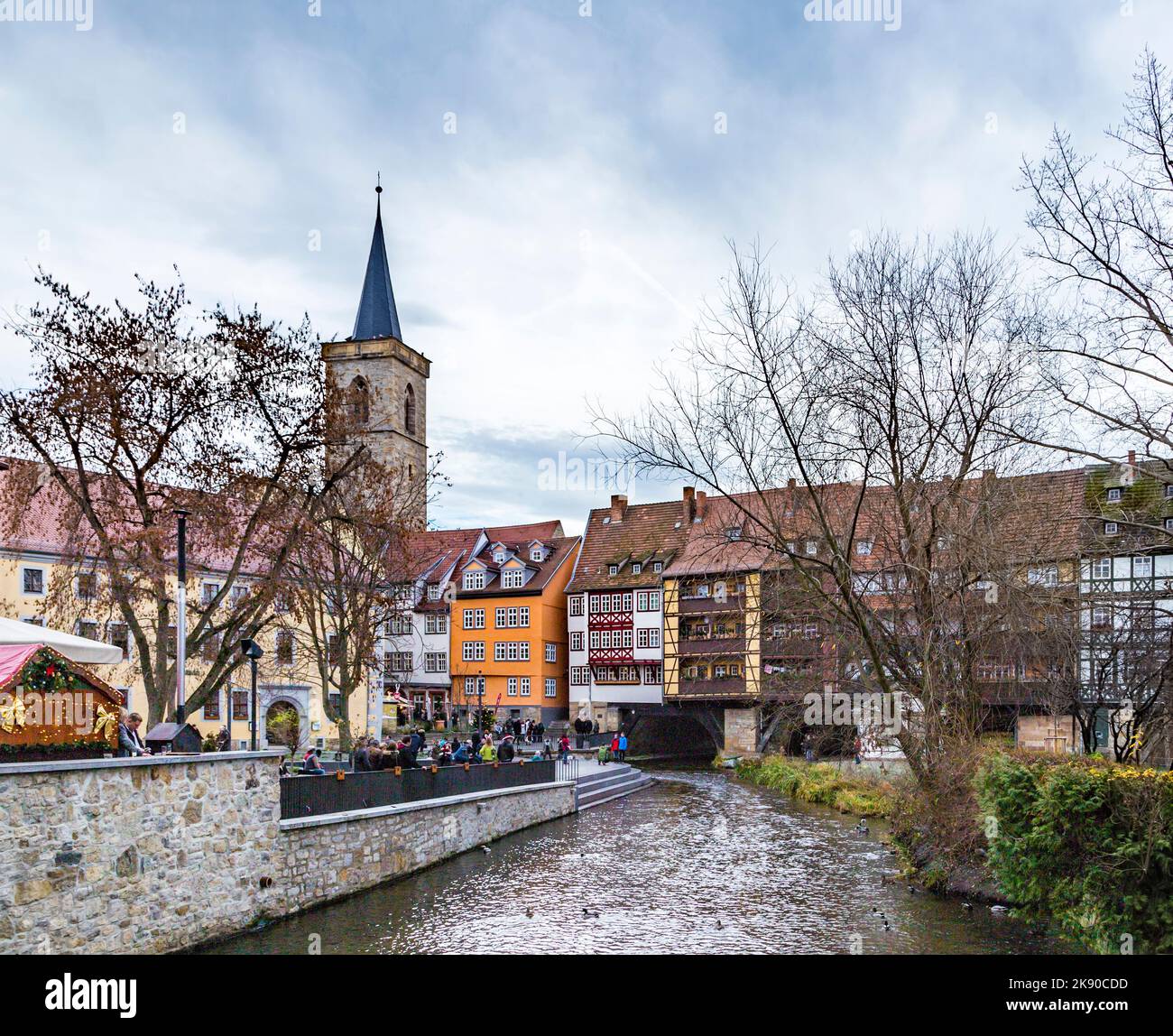 ERFURT, EGRMANY - DEC 20, 2015: La gente visita la parte turistica della città di Erfurt, Germania. Erfurt è la capitale della Turingia e la città era fi Foto Stock