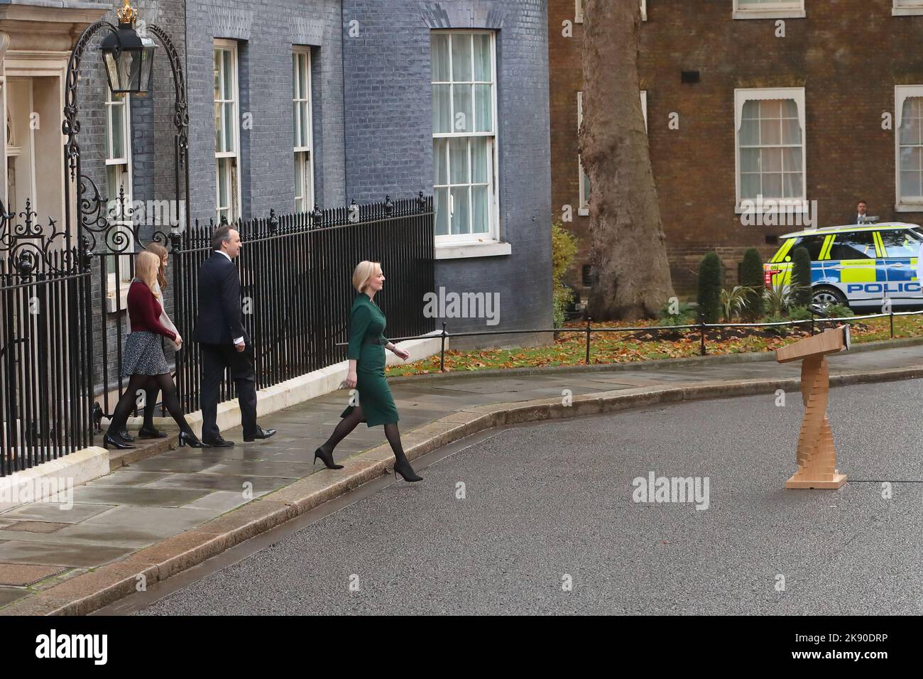 Londra, Regno Unito. 25th Ott 2022. Il primo ministro uscente Liz Truss lascia Downing Street n. 10 con la sua famiglia prima dell'incontro con il re. Credit: Uwe Deffner/Alamy Live News Foto Stock