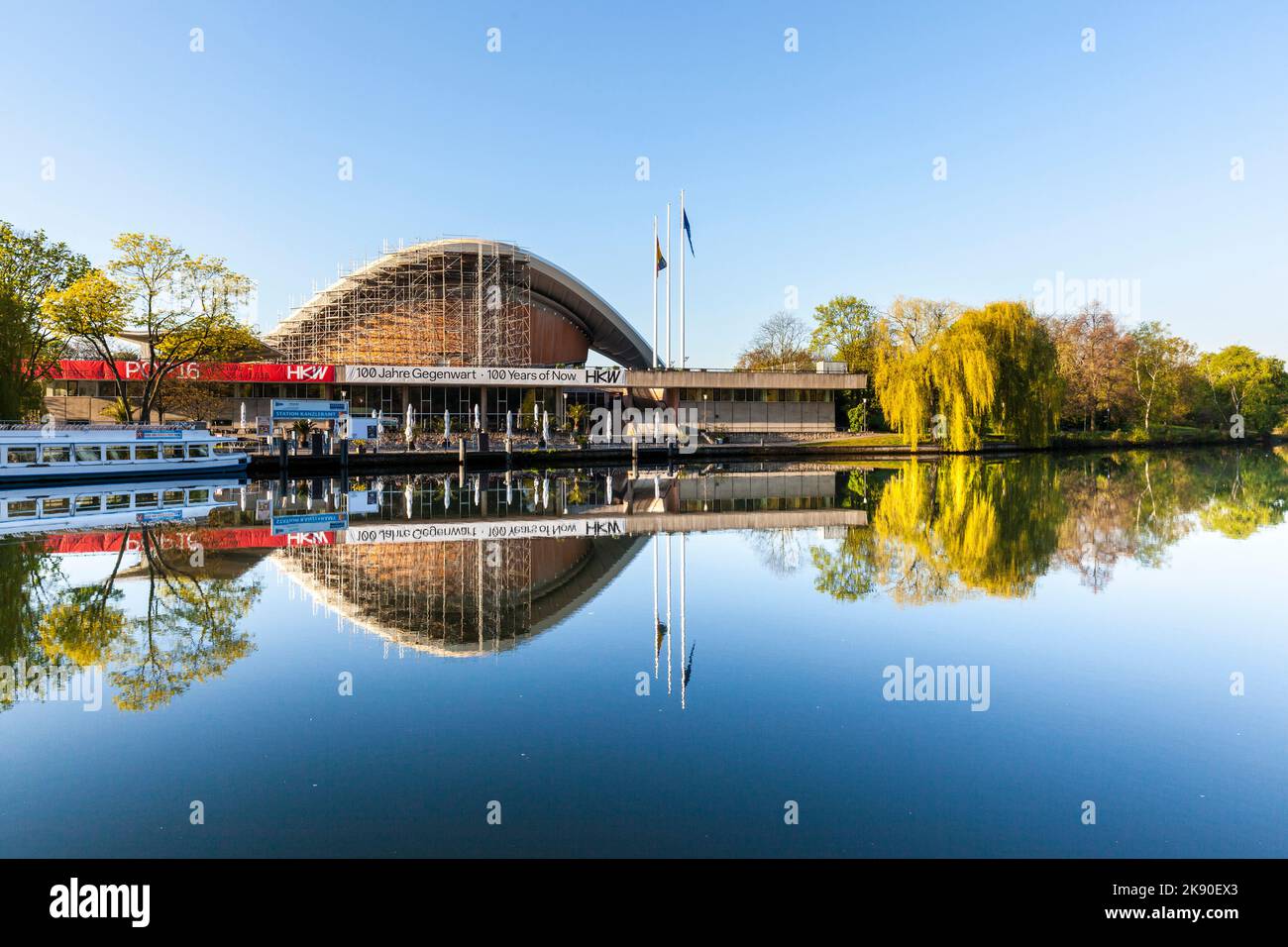 BERLINO, GERMANIA - 2 MAGGIO 2016: La Haus der Kulturen der Welt (Casa delle culture del mondo), fiume Sprea, Berlino-Tiergarten Foto Stock
