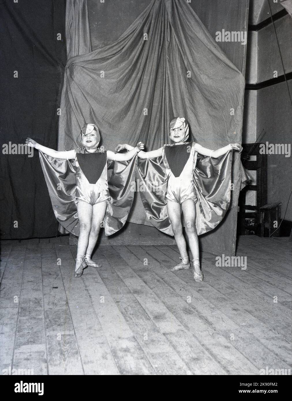 1955, storico, febbraio, due bambini in posa sul palco per la sua foto, in costumi saranno indossati nella pantomina, Robin Hood, Leeds, Inghilterra, Regno Unito. Foto Stock