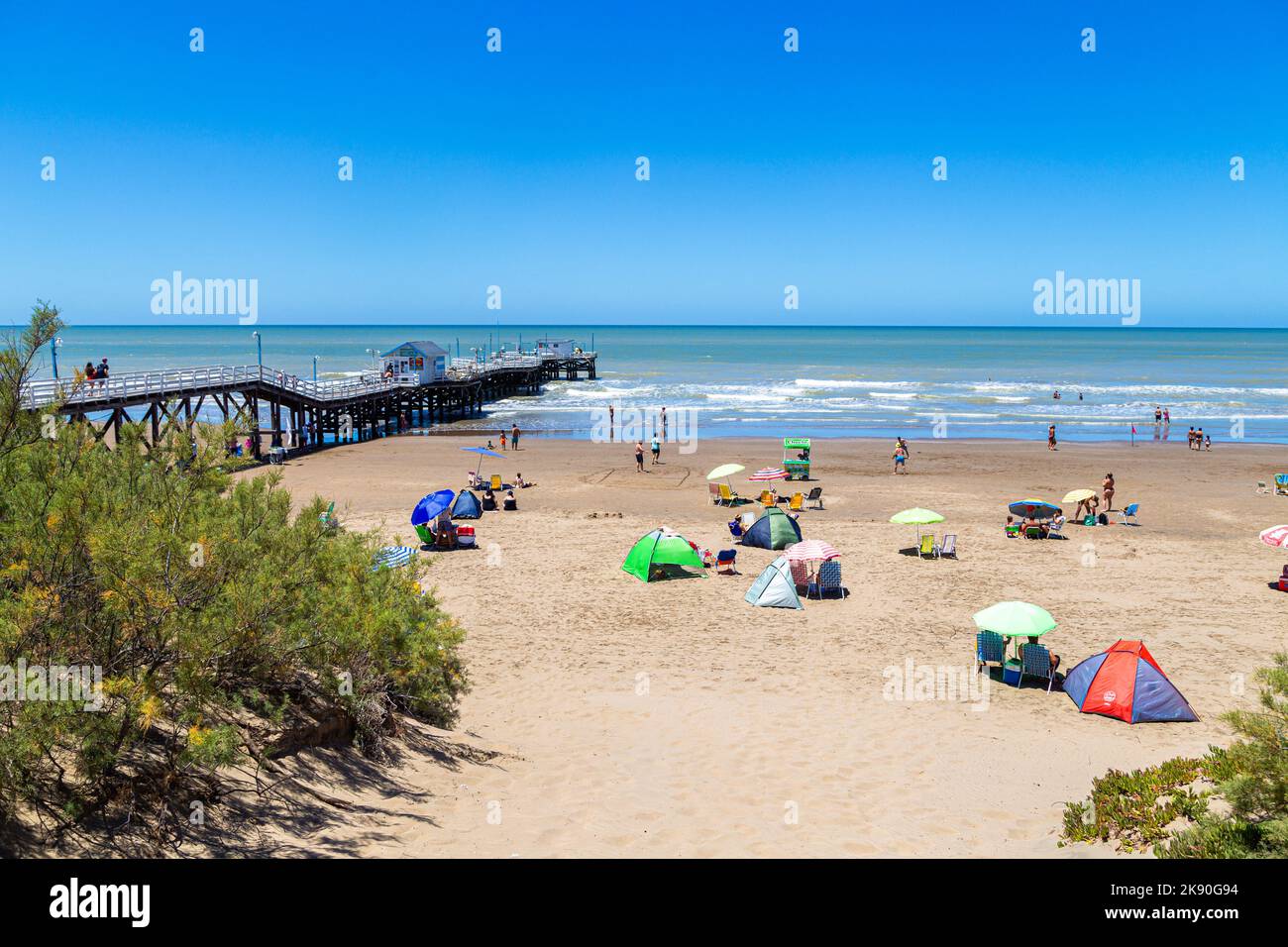 LA LUCILA DEL MAR, BUENOS AIRES, ARGENTINA - 12 GENNAIO 2022: Vista della vita in spiaggia in un giorno estivo delle vacanze di gennaio. Stagione estiva sull'Atlante Foto Stock