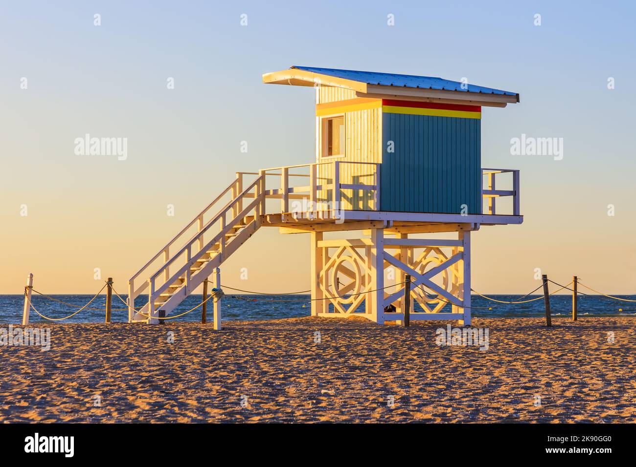 Stazione balneare di Deauville. Spiaggia e bagnino casa. Normandia, Francia. Foto Stock