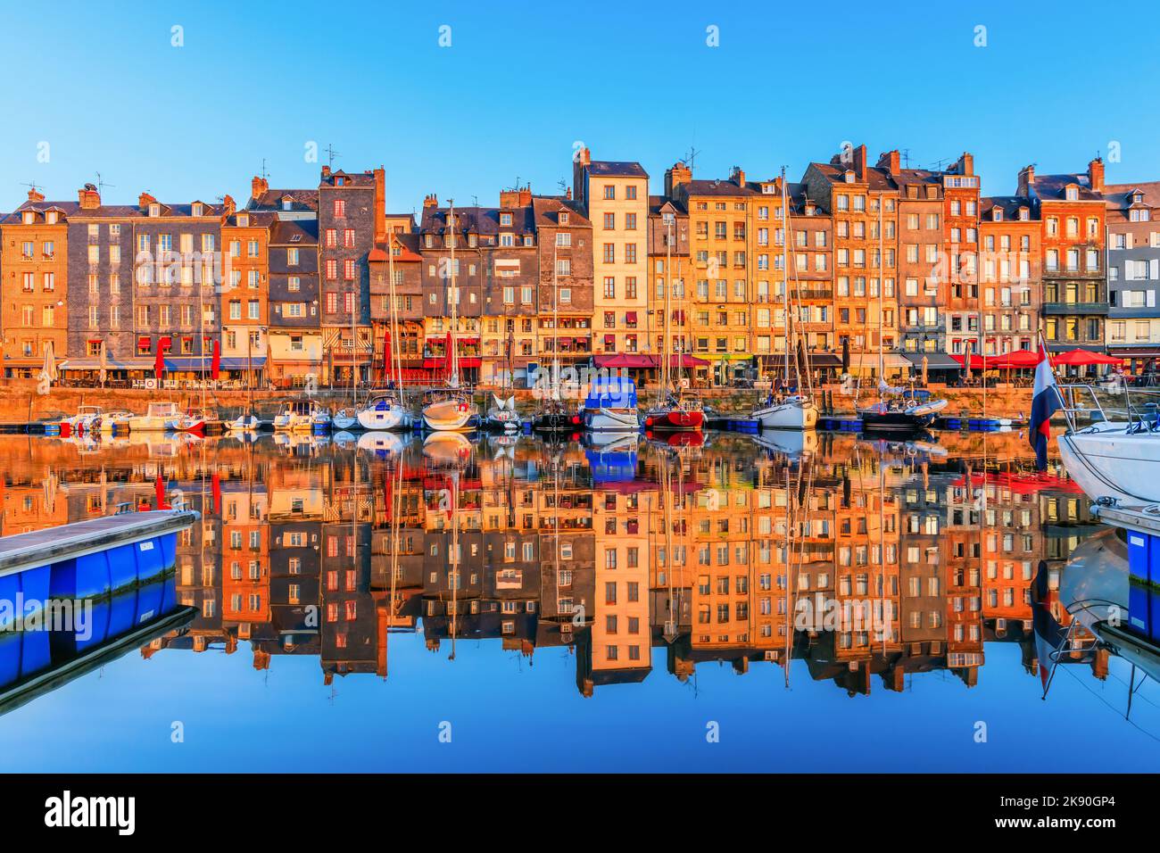 Honfleur, Francia. Vieux Bassin, vecchio porto nel cuore della città. Foto Stock