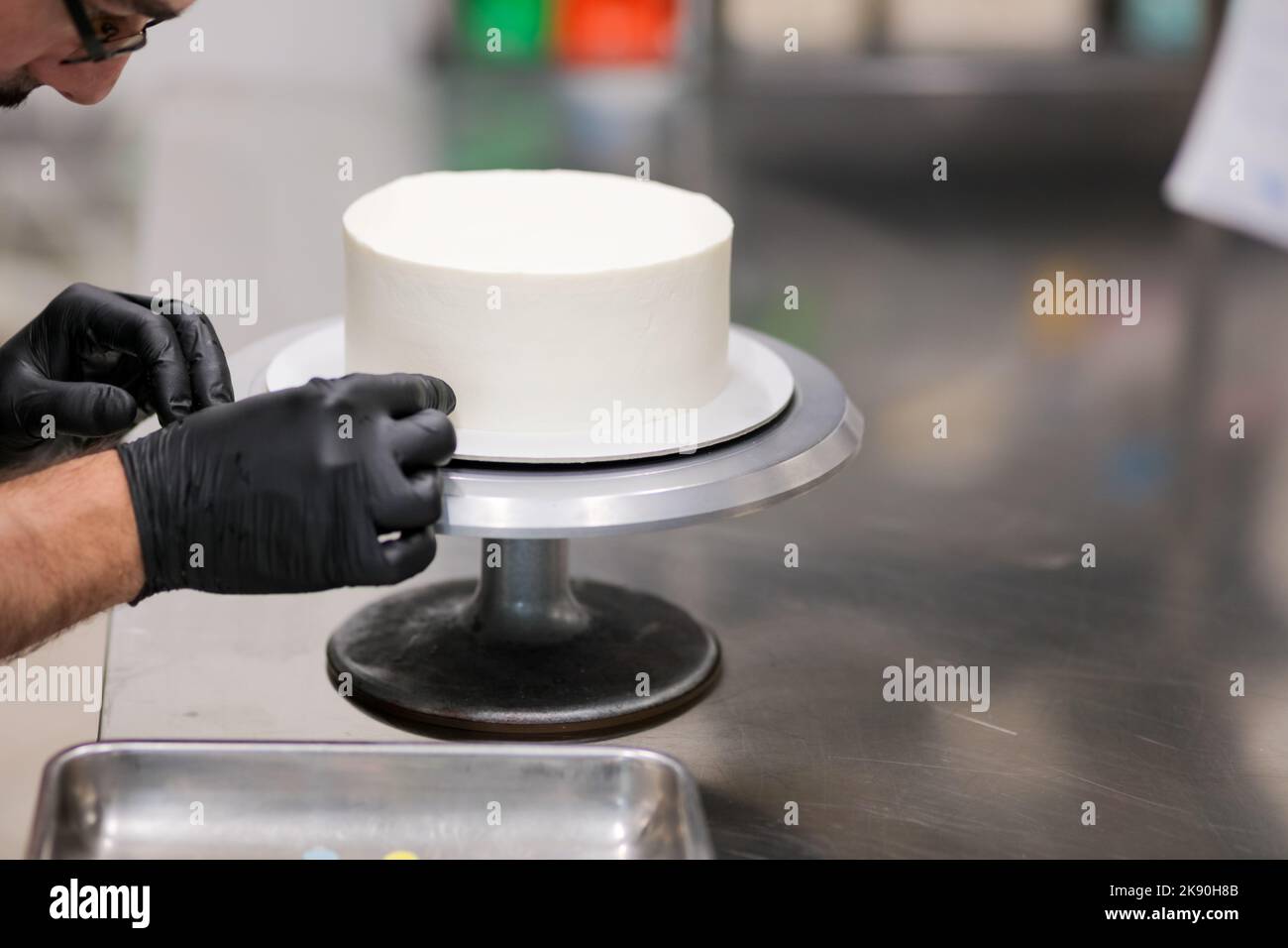 decorazione di una tazza di torte glassate con puntini multicolore Foto Stock