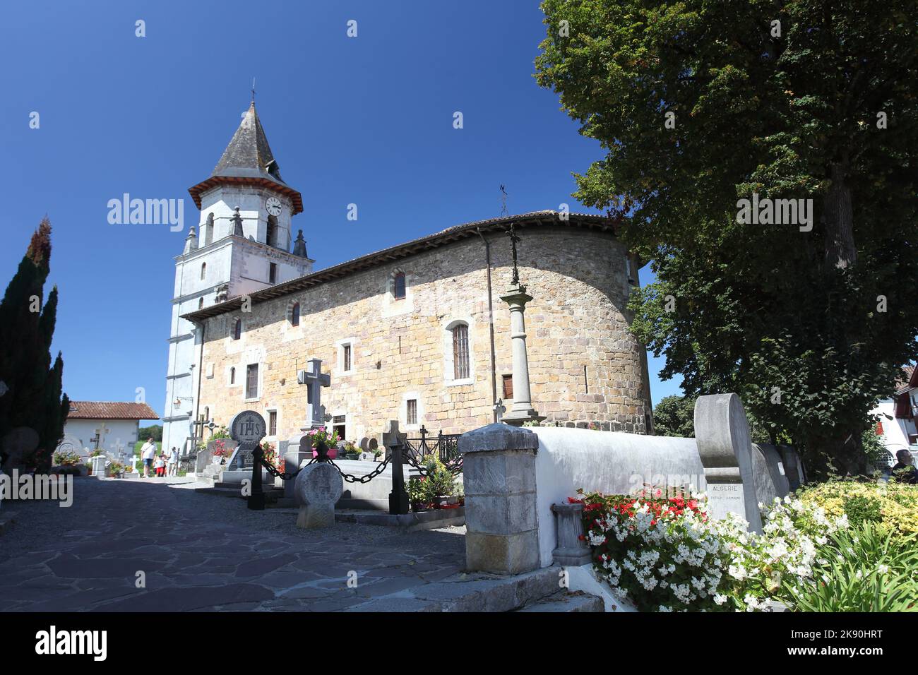 13th ° secolo chiesa di Notre-Dame-de-l'Assomption fondata dai monaci Nobertini (Pémontrè), in gran parte ricostruita nel 16th ° e 17th ° secolo, Ainhoa, Francia Foto Stock