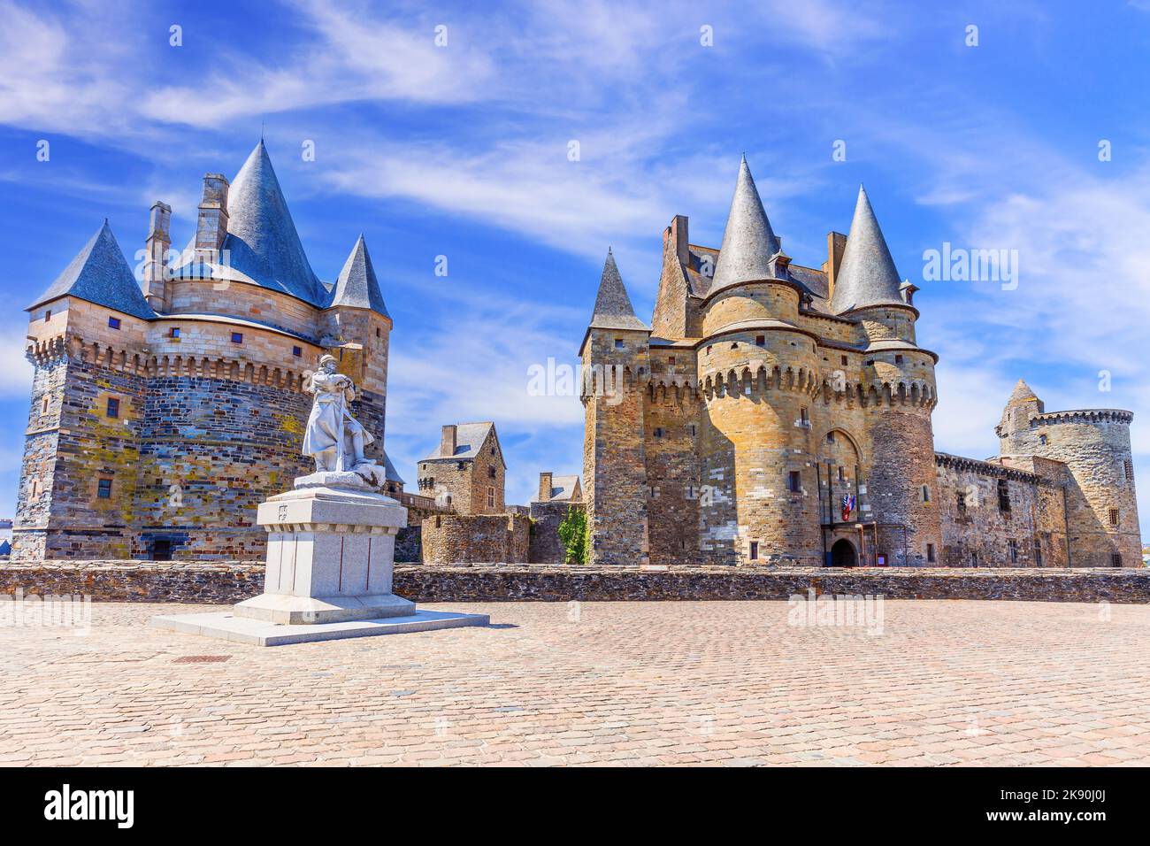 Bretagna, Francia. La città medievale di Vitre con il famoso Chateau de Vitre. Foto Stock