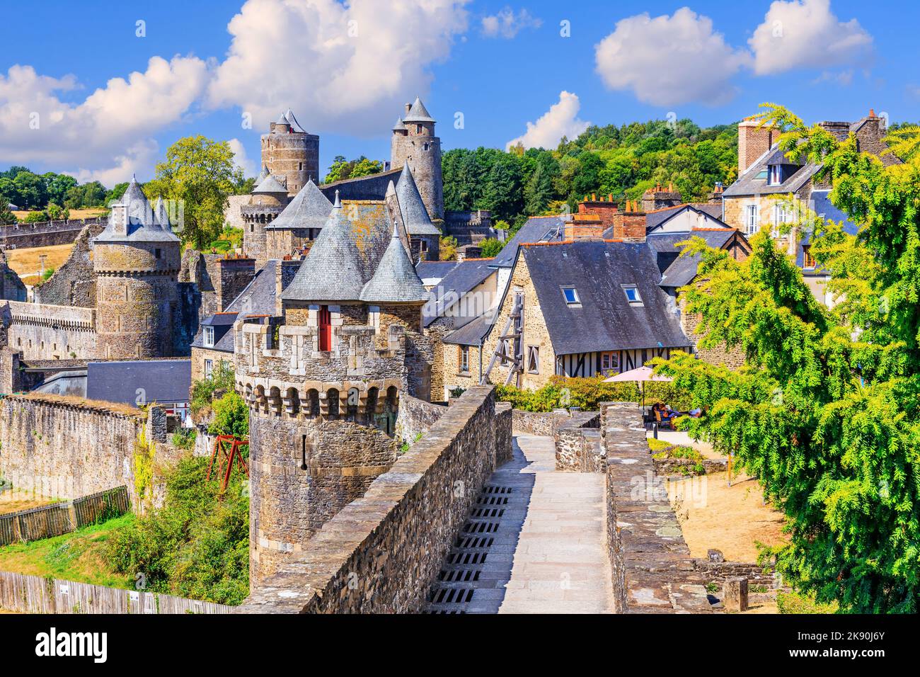 Bretagna, Francia. Fougeres castello nella città medievale di Fougeres. Foto Stock