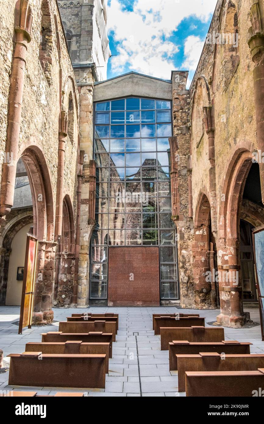 MAINZ, GERMANIA - 15 LUGLIO 2016: Vecchia chiesa distrutta San Cristoforo nella città di Mainz. Nel 1963 la rovina è stata trasformata in memoria contro la guerra. Foto Stock