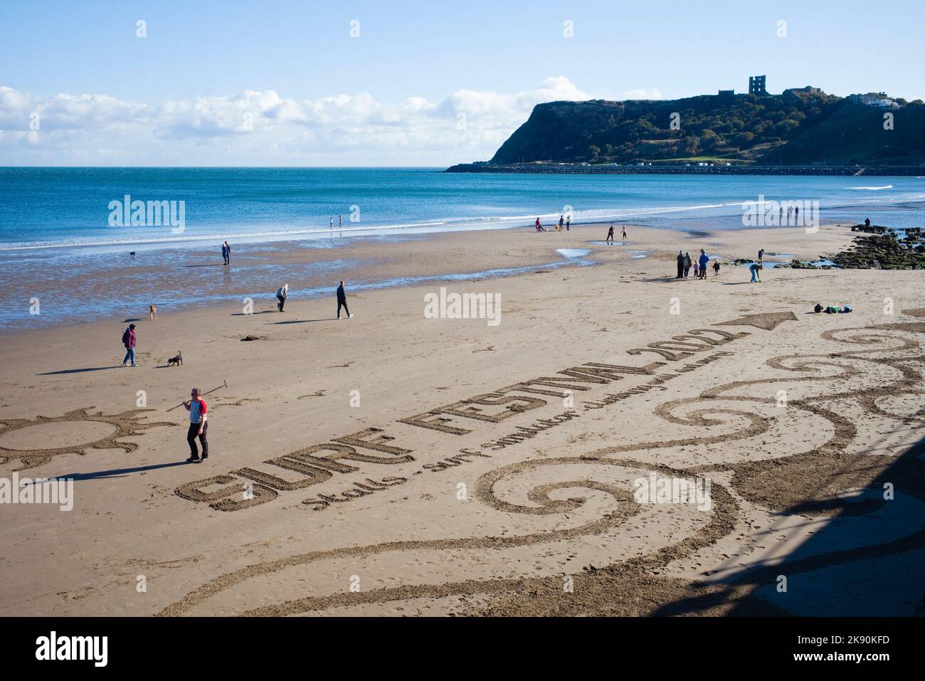 Cartello sabbia per Scarborough surf festival 2022 a North Bay Foto Stock