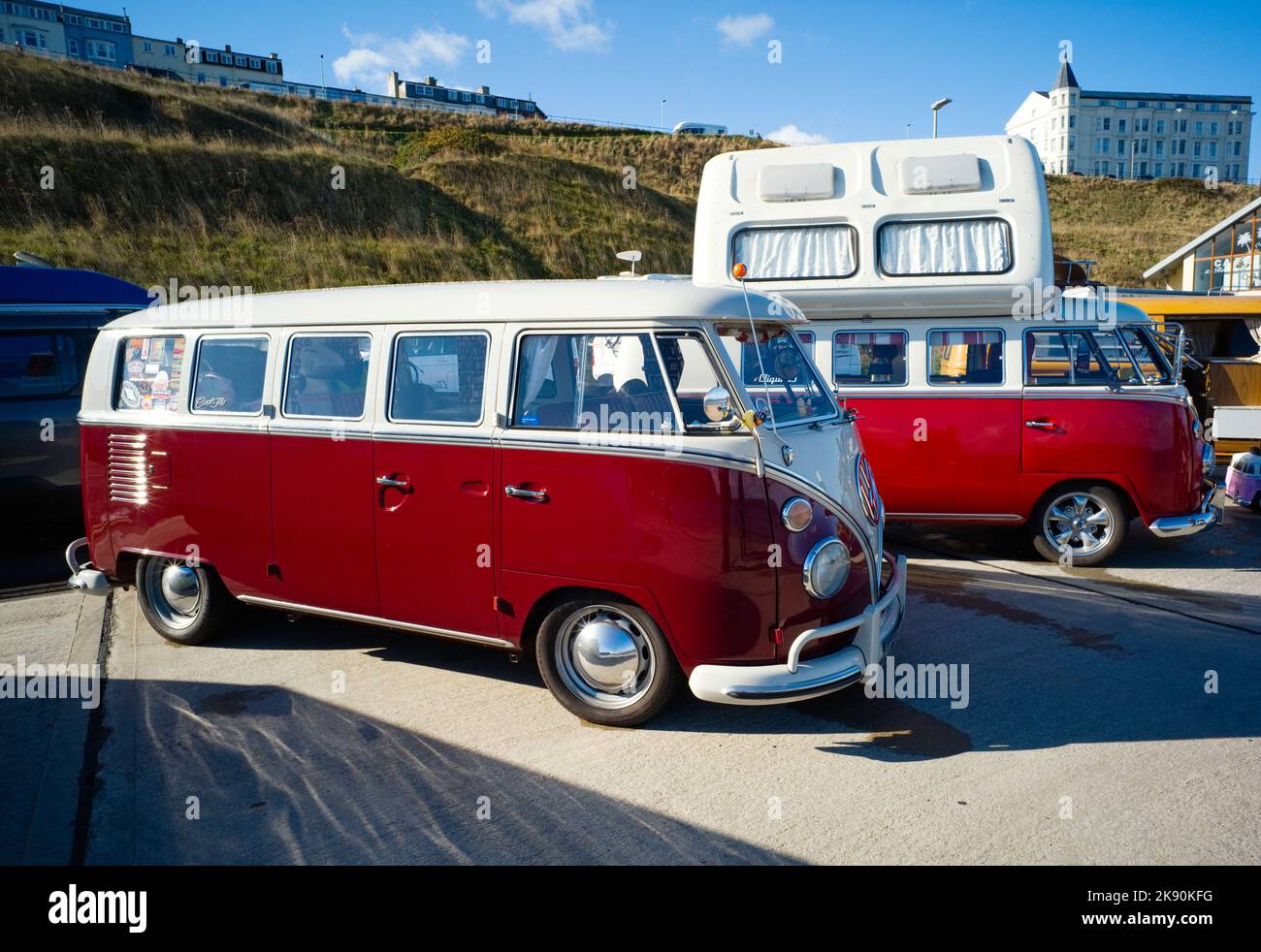 Furgoni camper VW classici in occasione di un festival di surf a Scarborough Foto Stock