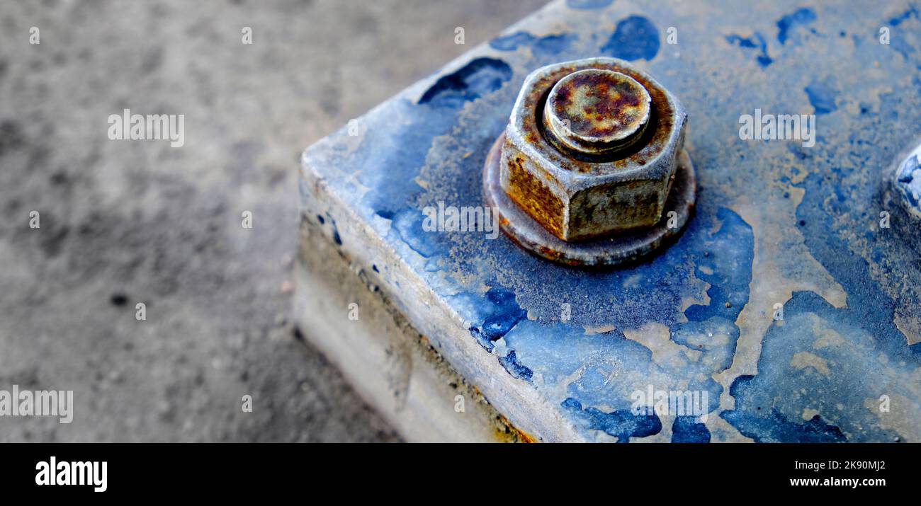 Bullone e dado grandi e robusti che fissano il metallo alla resistenza del terreno Foto Stock