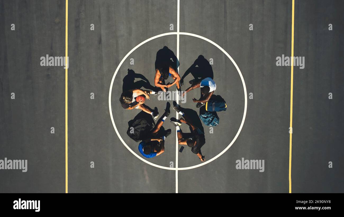 Basket, strategia di squadra e di gioco, fitness e motivazione di formazione, team building e pratica di pianificazione. Atleta, diversità e sport, uomini insieme Foto Stock