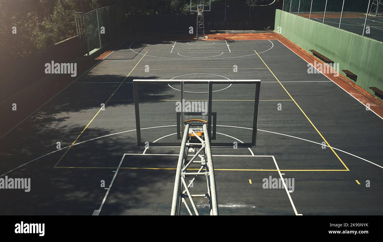 Sfondo del campo da basket, campo sportivo e campo da gioco all'aperto della comunità per la competizione, l'allenamento e il gioco di palla. Canestro da basket, rete Foto Stock