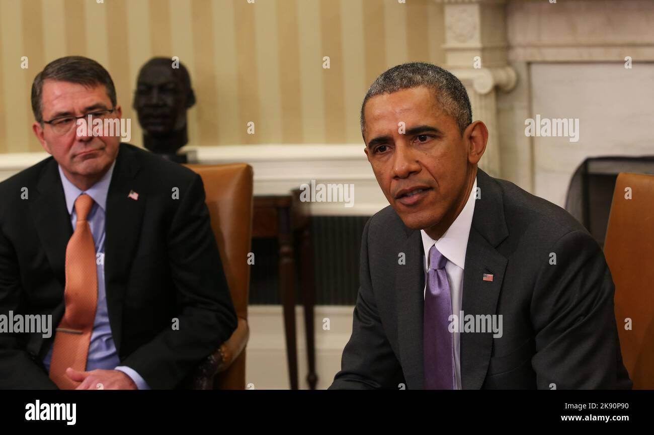 Il Presidente degli Stati Uniti Barack Obama fa una dichiarazione dopo aver incontrato il Segretario della Difesa Ashton carter (R) presso l'Ufficio ovale della Casa Bianca, a Washington DC, il 3 marzo 2015.Credit: Aude Guerrucci/Pool tramite CNP /MediaPunch Foto Stock