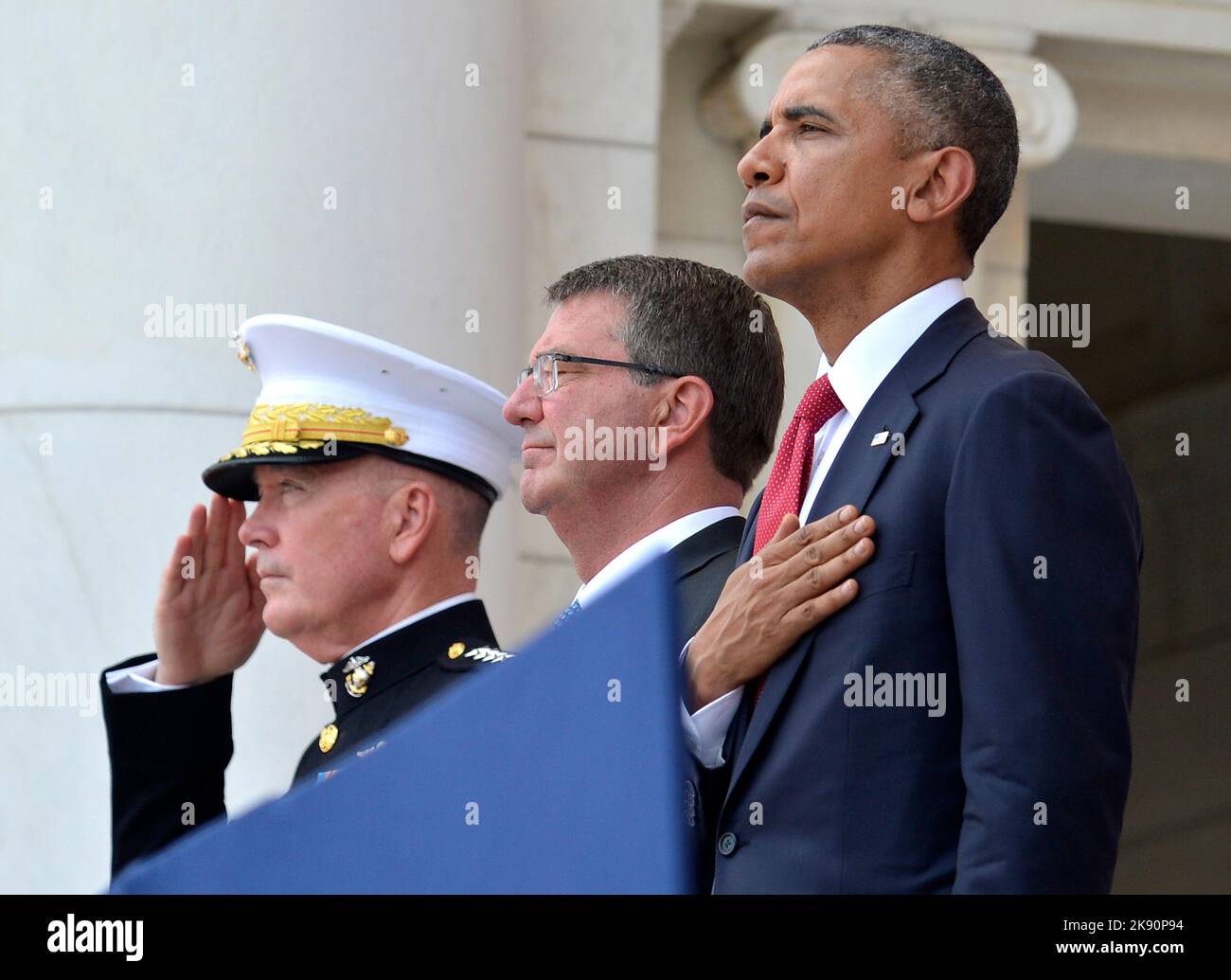 Il Presidente degli Stati Uniti Barack Obama (R), il Presidente dei Capi congiunti del personale del Gen. Joseph Dunford (L) e il Segretario della Difesa Ashton carter ascoltano l'inno nazionale alla conclusione delle osservazioni all'anfiteatro del cimitero nazionale di Arlington, Arlington, Virginia, il Memorial Day, maggio 30, 2016, vicino a Washington, DC. Obama ha reso omaggio ai membri del servizio militare della nazione che sono caduti. Credito: Mike Theiler/Pool tramite CNP /MediaPunch Foto Stock
