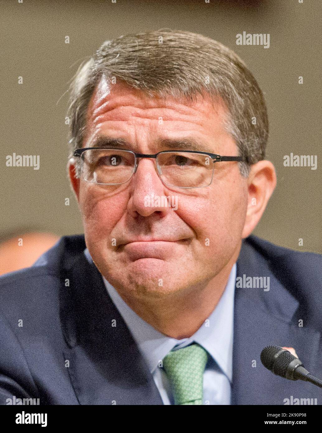 Il Segretario della Difesa degli Stati Uniti Ashton carter dà testimonianza davanti alla Commissione del Senato degli Stati Uniti sui servizi Armed riguardo agli 'impatti del piano d'azione globale congiunto (JCPOA) sugli interessi degli Stati Uniti e l'equilibrio militare nel Medio Oriente' a Capitol Hill mercoledì 29 luglio 2015.Credit: Ron Sachs/CNP /MediaPunch Foto Stock