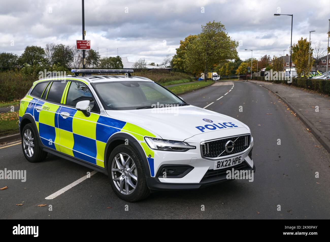 Northgate, Aldridge, ottobre 25th 2022. - La polizia ha eretto diverse tende forensi dove un uomo nei suoi anni '60 è stato colpito e ucciso da un camion che viaggia lungo Northgate in Aldridge, West MID il Martedì mattina intorno alle 10,30am. Due ambulanze e un ufficiale paramedico sono stati inviati al sito della collisione dove hanno trovato un uomo che ha avuto lesioni molto gravi, ma non si poteva fare nulla per salvarlo e lui è stato confermato morto sulla scena. La polizia delle West Midlands ha dichiarato: 'Stiamo facendo appello per ottenere informazioni dopo che un uomo è morto dopo essere stato colpito da un camion ad Aldridge questa mattina (25 ottobre). 'È accaduto vicino al Foto Stock