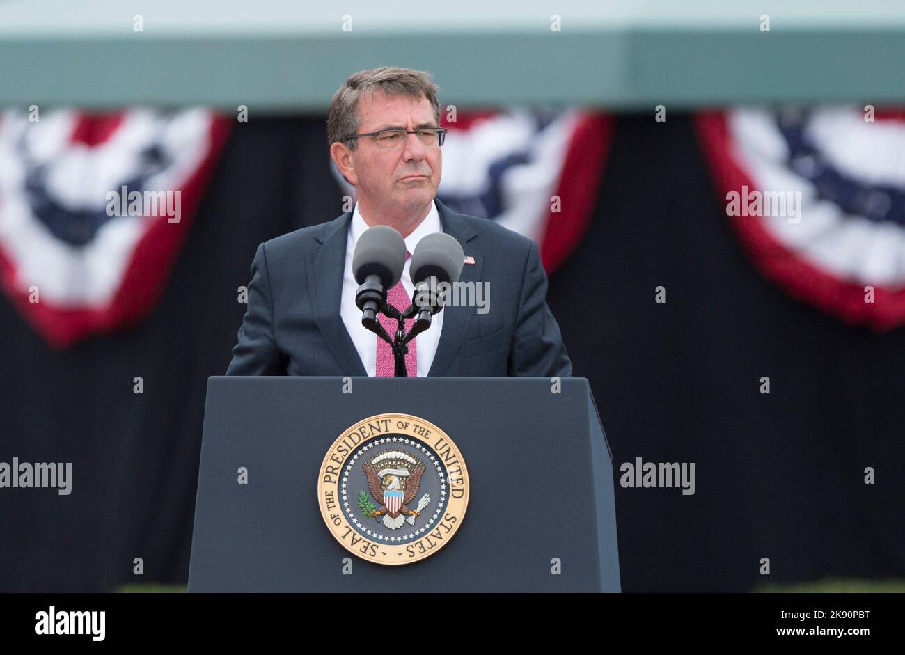 Il Segretario della Difesa Ashton carter consegna le sue osservazioni durante la cerimonia di ritiro del Generale Martin Dempsey a Fort Myer, Virginia, 25 settembre 2015. Credit: Chris Kleponis/CNP /MediaPunch Foto Stock