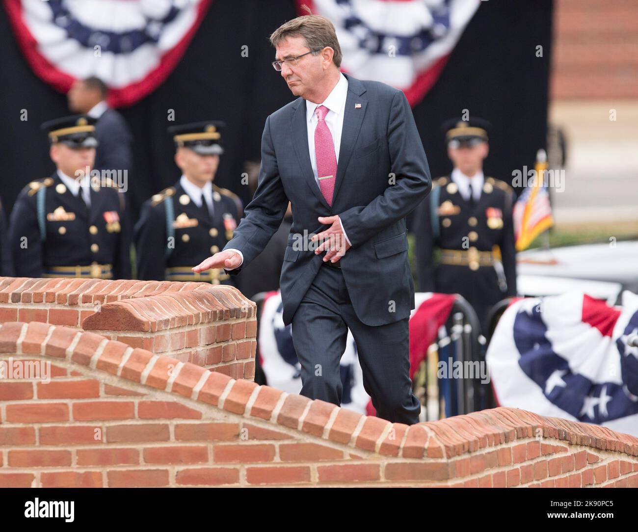 Il Segretario della Difesa Ashton carter arriva per durante la cerimonia di ritiro del Generale Martin Dempsey a Fort Myer, Virginia, 25 settembre 2015. Credit: Chris Kleponis/CNP /MediaPunch Foto Stock