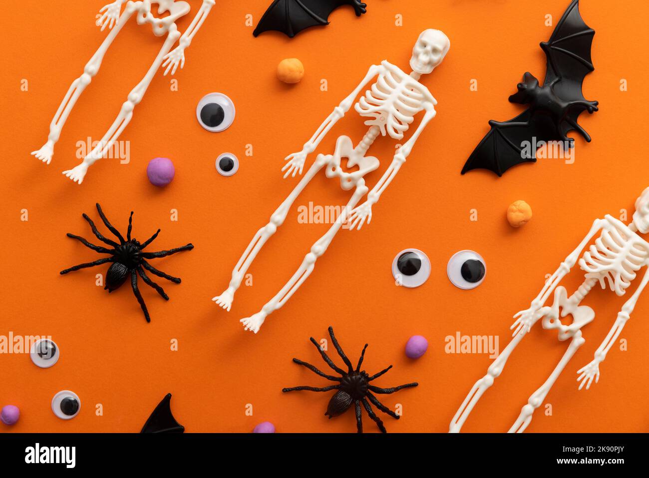 Sfondo di Halloween con scheletri, pipistrelli occhi e ragni Foto Stock