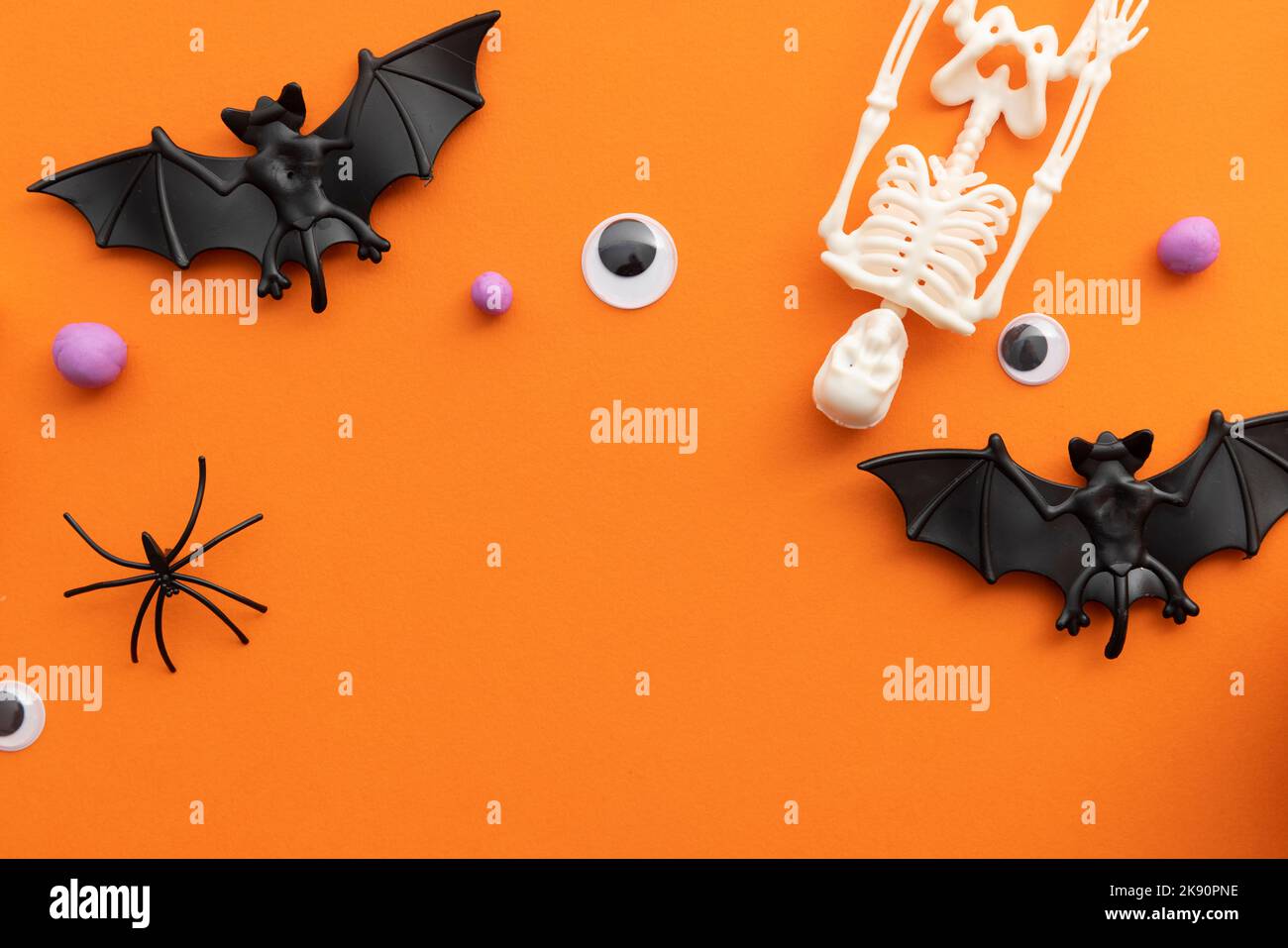 Sfondo di Halloween con scheletri, pipistrelli occhi e ragni Foto Stock