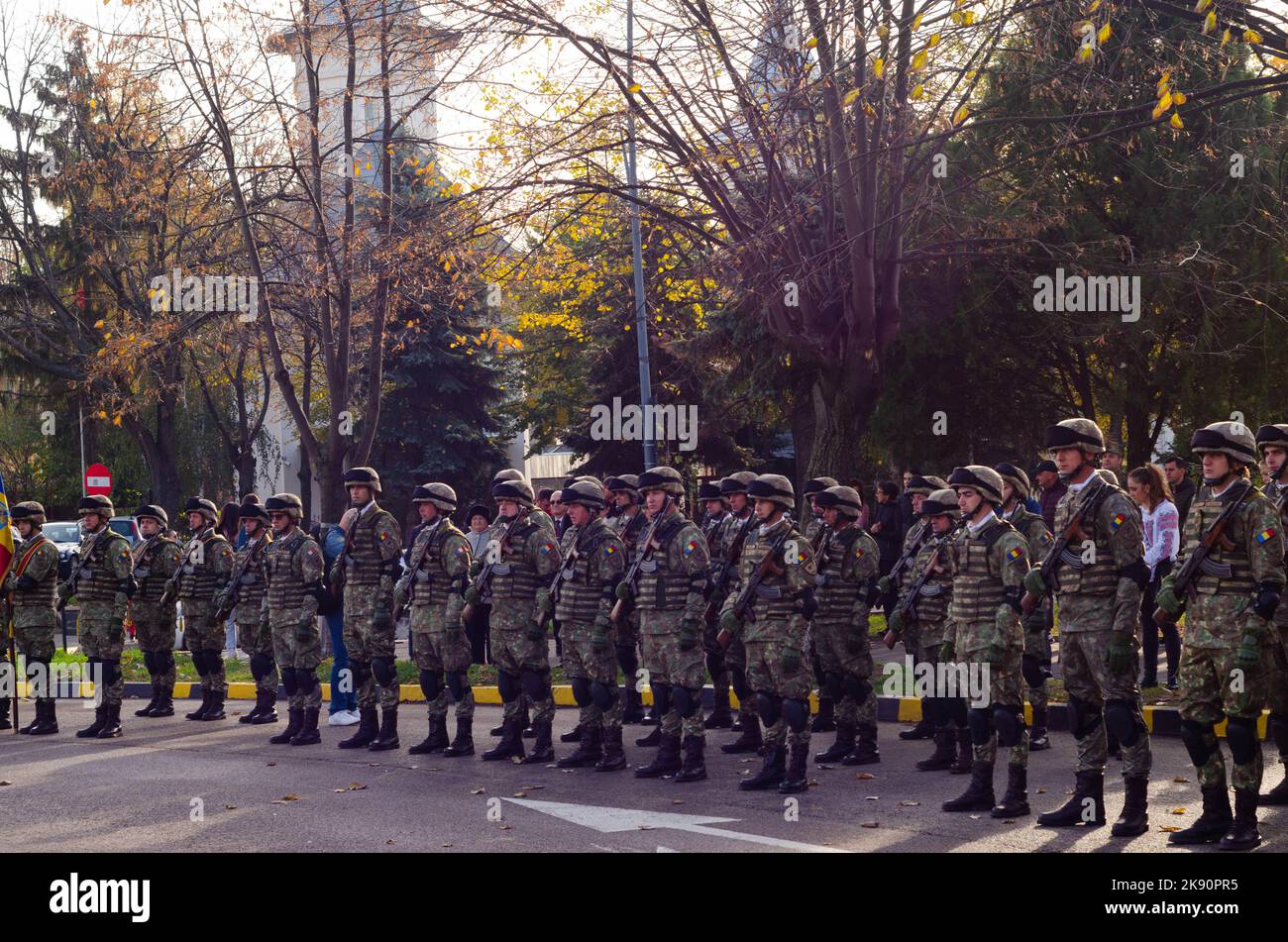 Botosani, Romania - 25 ottobre 2022: I militari stanno marciando durante una prova per la Giornata Nazionale della Romania. Giornata dell'esercito rumeno. Foto Stock