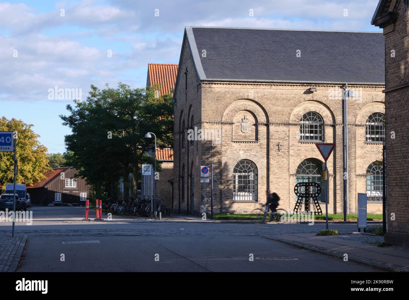Copenaghen, Danimarca - Settembre 2022: Vista sulla strada del Danish National School of Performing Arts Building (Statens Scenekunstskole) a Christianshavn Foto Stock