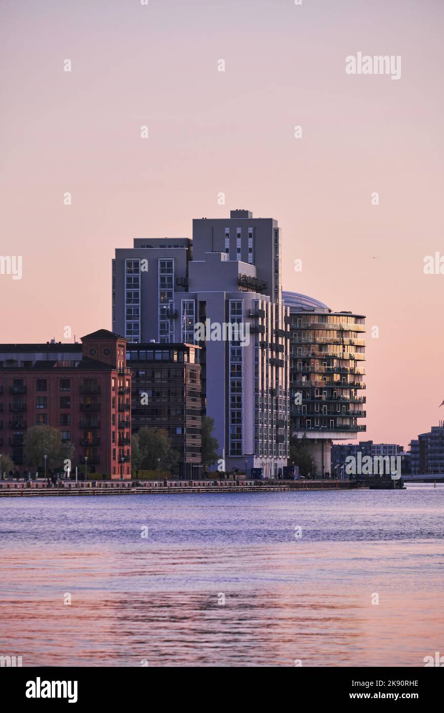 Copenaghen, Danimarca - Settembre 2022: Vista tramonto su edifici moderni Gemini Residence, Isole Brygge a Sydhavnen Foto Stock