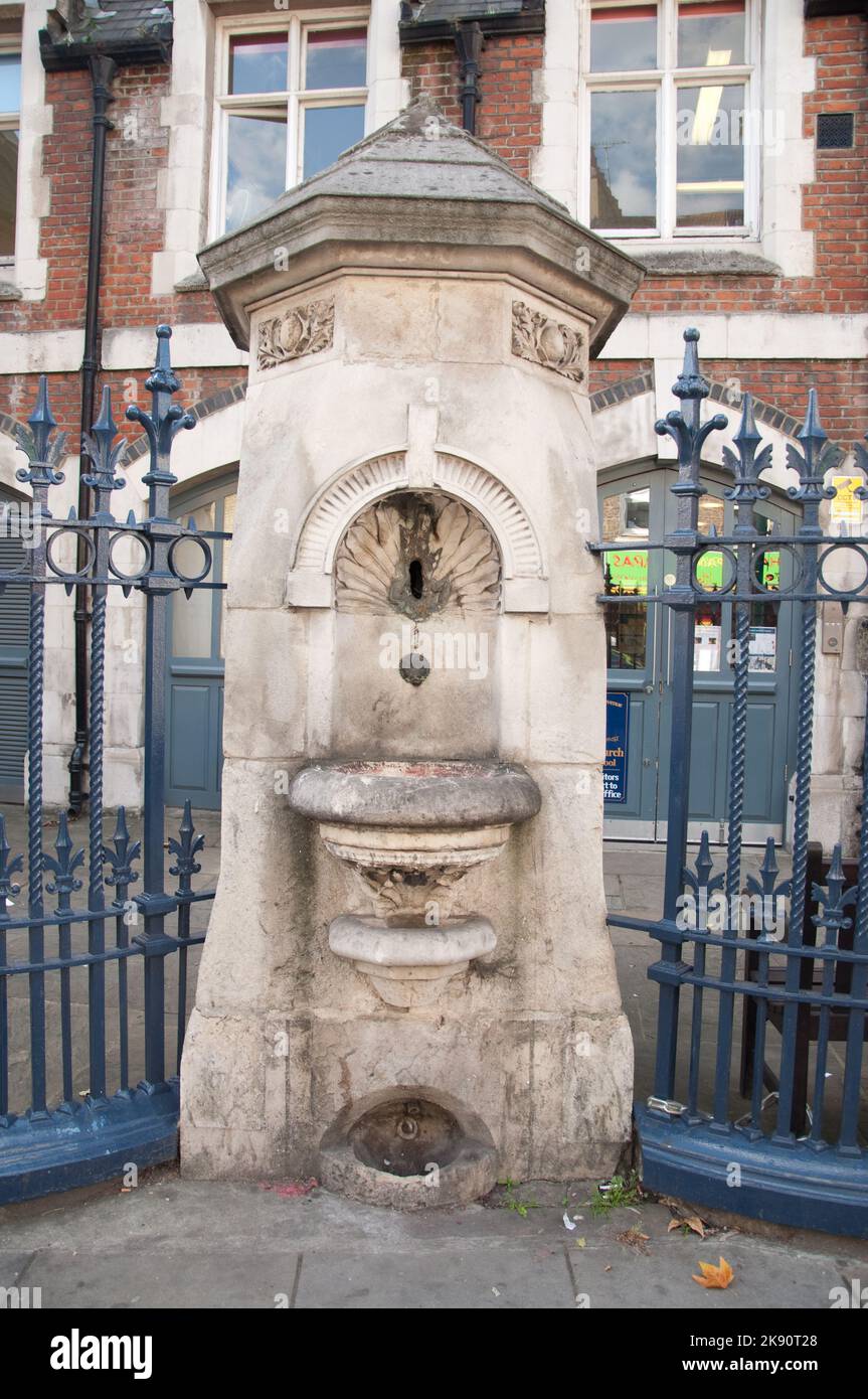 Pompa dell'acqua fuori dalla Christ Church Primary School, Tower Hamlets, East End, Londra Foto Stock