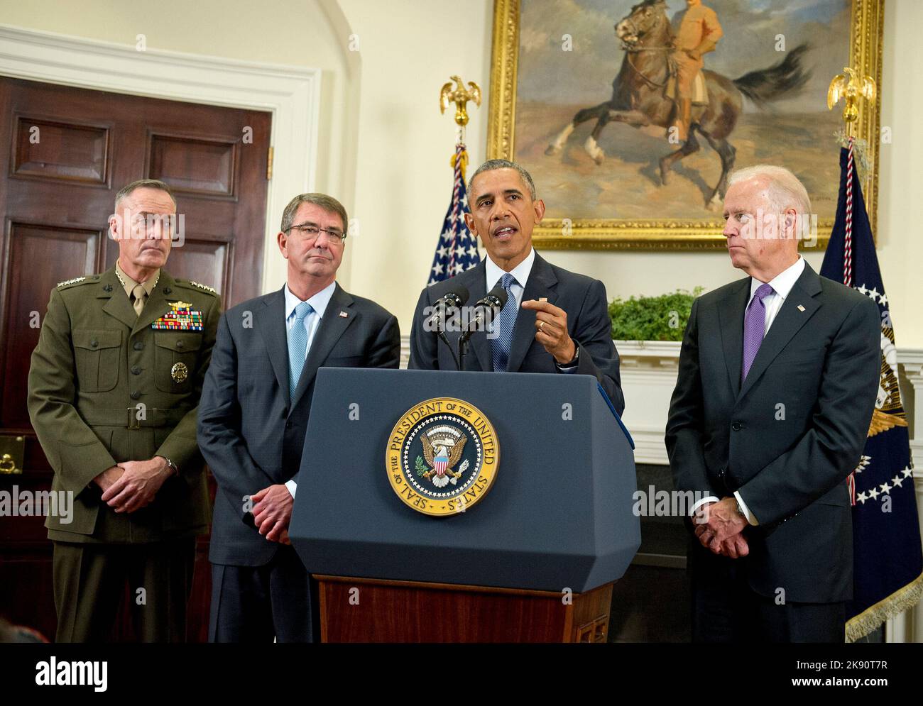 Il presidente degli Stati Uniti Barack Obama annuncia che manterrà 5.500 truppe americane in Afghanistan quando lascerà il suo ufficio nel 2017 e spiega il suo ragionamento per quell'azione nella Roosevelt Room della Casa Bianca a Washington, DC giovedì 15 ottobre 2015. Da sinistra a destra: IL generale Joseph F. Dunford, Presidente, Capi congiunti del personale; il Segretario della Difesa statunitense Ashton carter; il Presidente e il Vice Presidente degli Stati Uniti Joe Biden. Credito: Ron Sachs/Pool via CNP Foto Stock