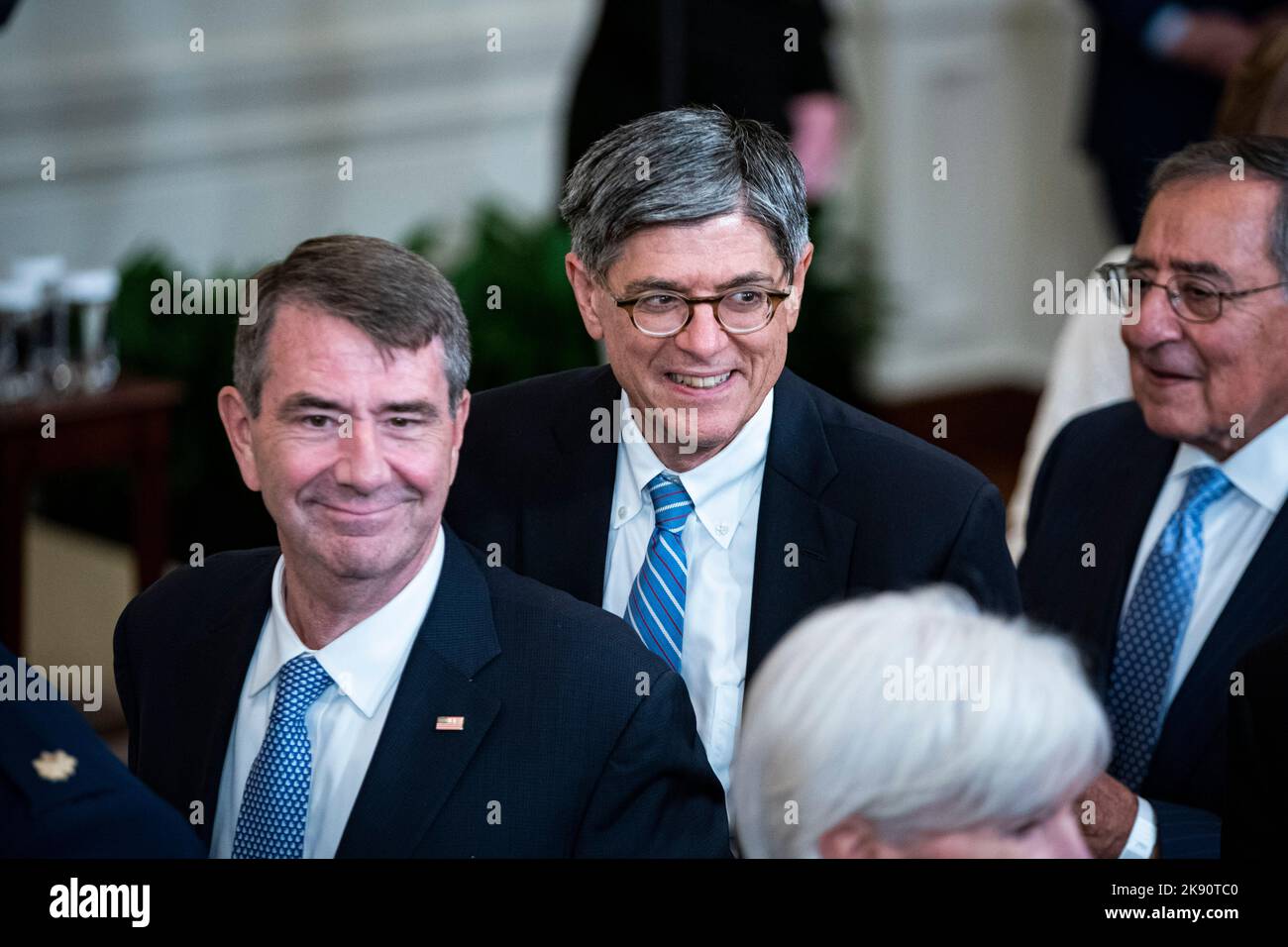 Da sinistra a destra: Ex Segretario della Difesa degli Stati Uniti Ashton carter, ex Segretario del Tesoro degli Stati Uniti Jacob Lew, E l’ex direttore della CIA e segretario americano alla Difesa Leon Panetta, a seguito di una cerimonia con l’ex presidente degli Stati Uniti Barack Obama e l’ex prima signora Michelle Obama per la presentazione dei loro ritratti ufficiali della Casa Bianca a Washington, DC, Stati Uniti, mercoledì 7 settembre, 2022. I ritratti di Barack Obama e Michelle Obama, acquisiti e commissionati dalla White House Historical Association, sono stati dipinti rispettivamente da Robert McCurdy e Sharon sprung. Credito: Al Drago / Foto Stock
