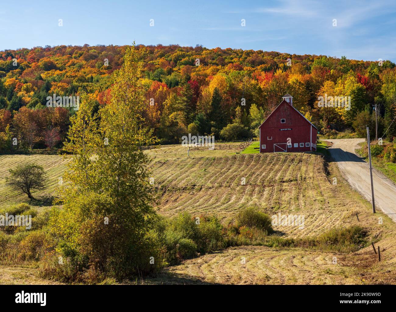 Grandview fattoria fienile accanto alla pista vicino Stowe in Vermont durante la stagione di colore autunno Foto Stock