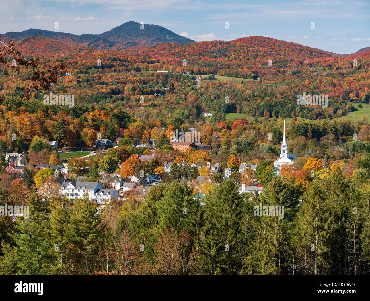 Chiesa bianca a Stowe circondata da colori brillanti autunno Vermont Foto Stock