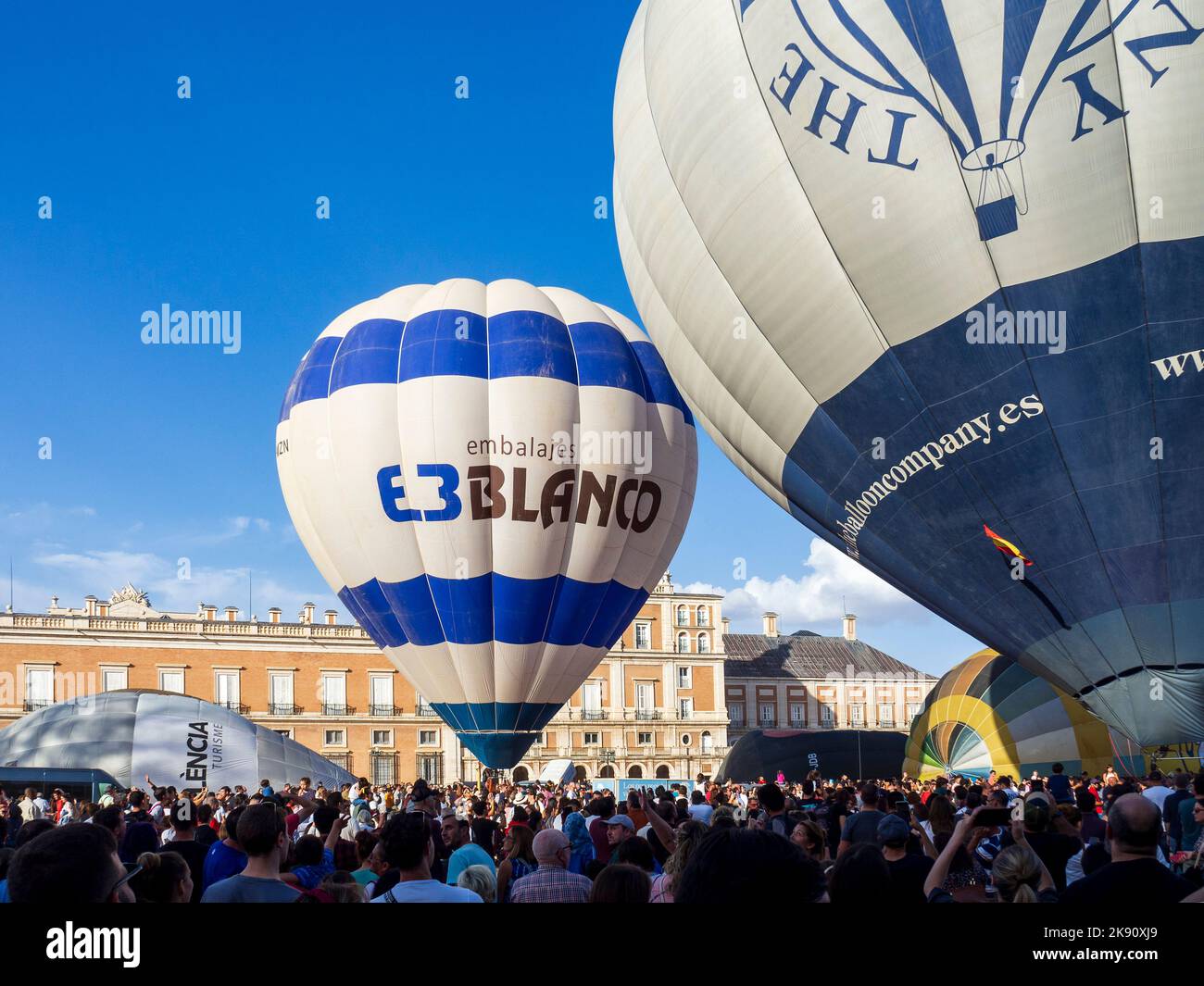 Il pubblico si concentra intorno ai palloncini mentre sono gonfiati, al Festival di Aranjuez Hot Air Balloon. Foto Stock