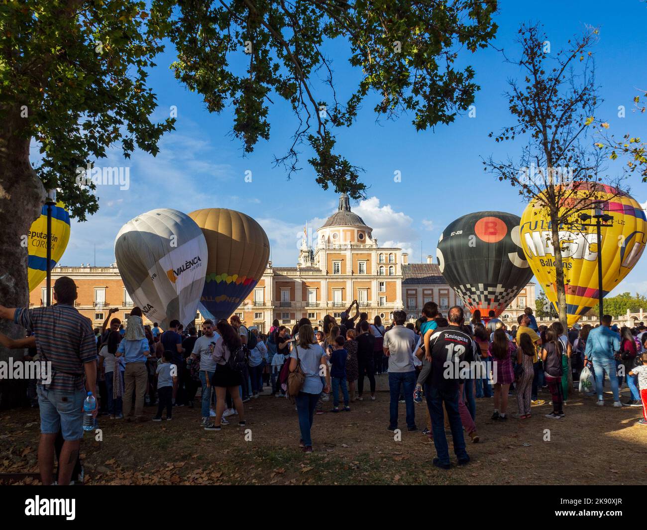 Il pubblico si concentra intorno ai palloncini mentre sono gonfiati, al Festival di Aranjuez Hot Air Balloon. Foto Stock