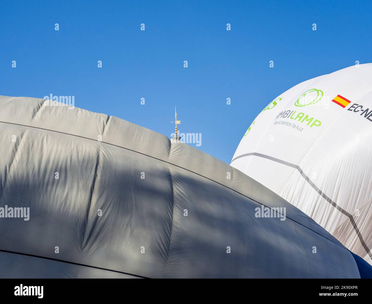 Palloncini che volano nel cielo durante la celebrazione del Festival di Aranjuez Hot Air Balloon Foto Stock