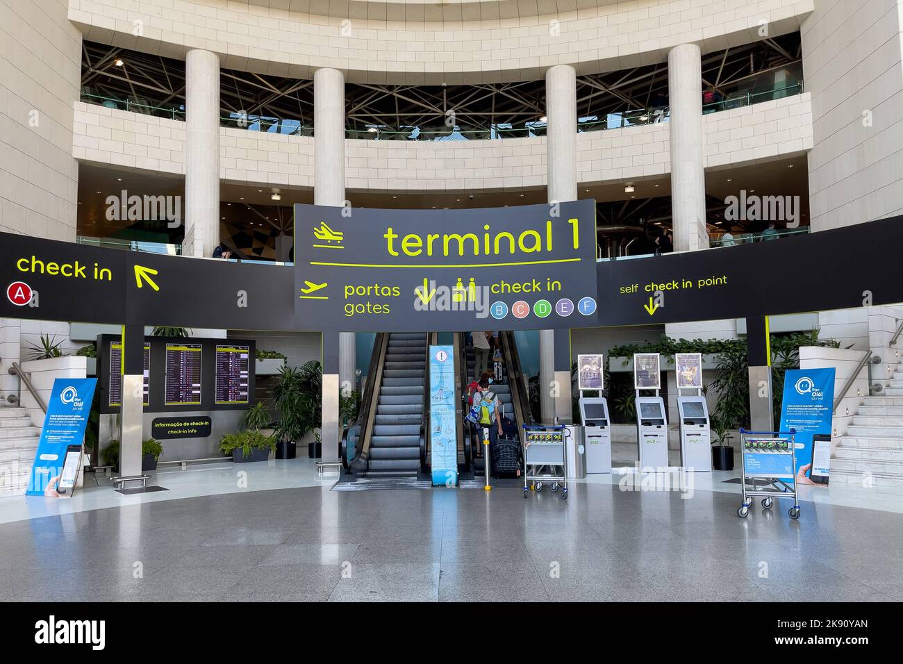 Passeggeri che camminano all'interno dell'aeroporto internazionale Foto Stock