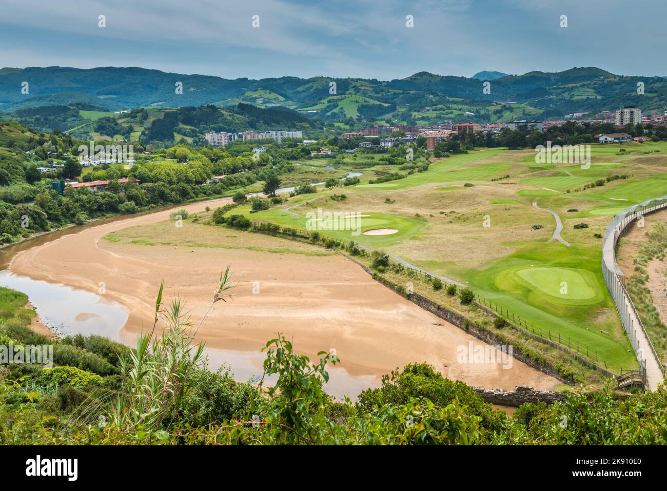 Vista aerea sul fiume, il campo da golf e la città in una bella giornata estiva Foto Stock