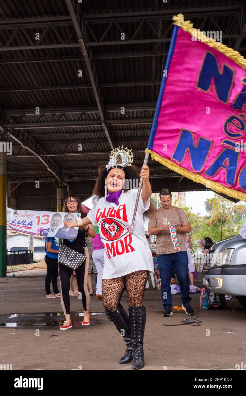 Goiânia, Goias, Brasile – 21 ottobre 2022: Una donna che tiene una bandiera e indossa una T-shirt con il testo: Lula - 13 - amore. Foto Stock