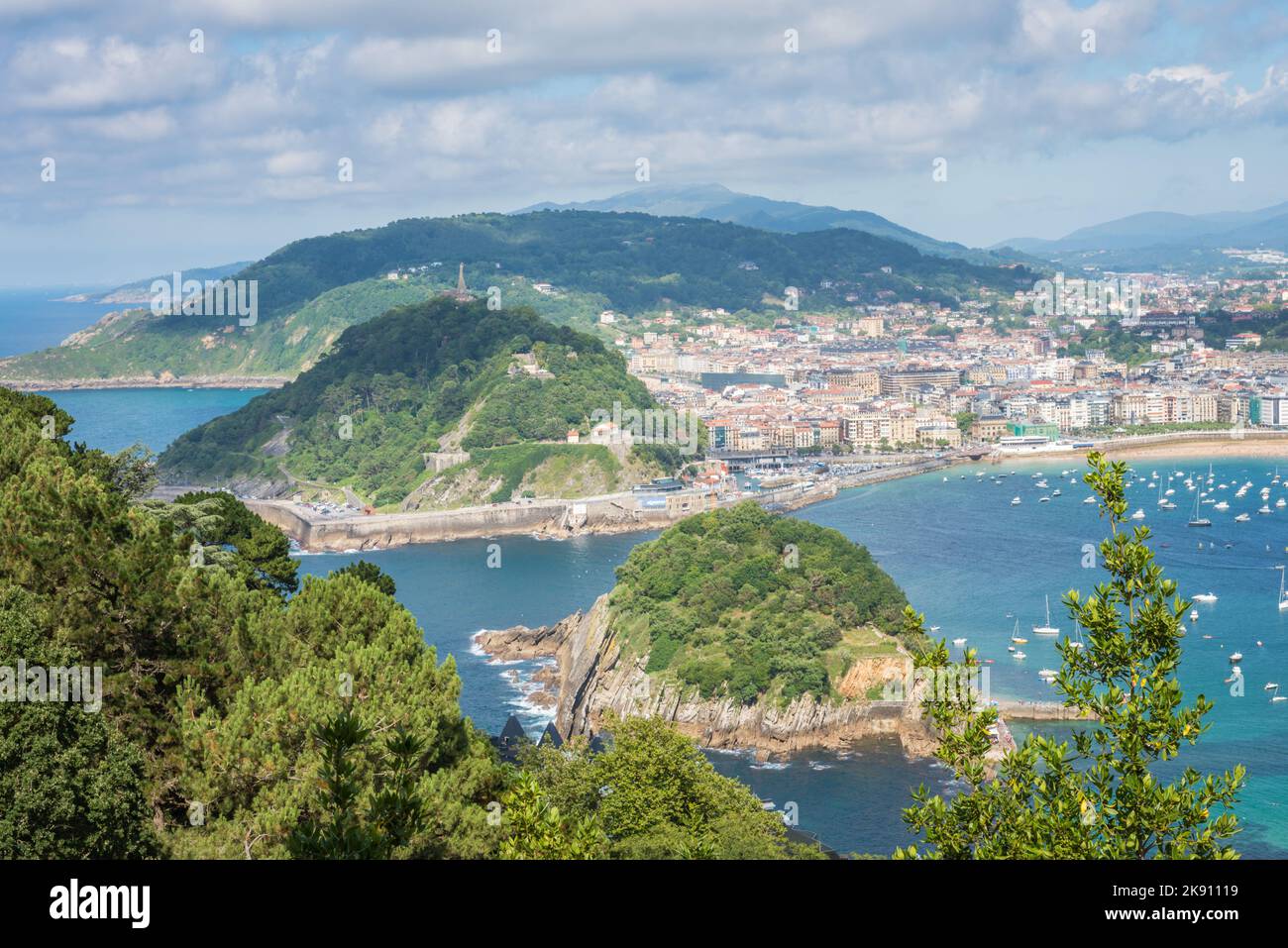 Vista aerea di San Sebastian, Donostia, Spagna in una bella giornata estiva Foto Stock