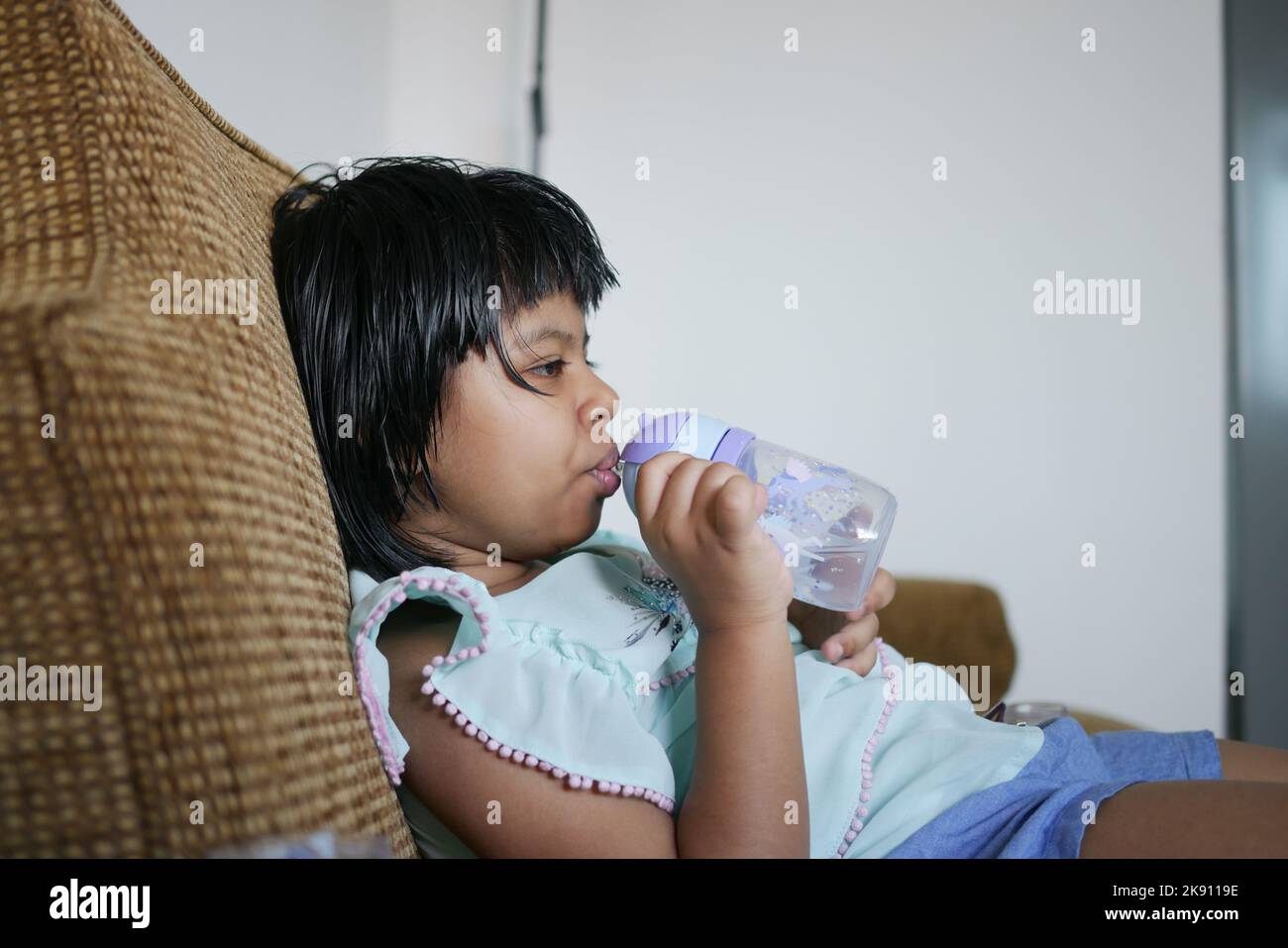 vista posteriore bambina acqua potabile , Foto Stock