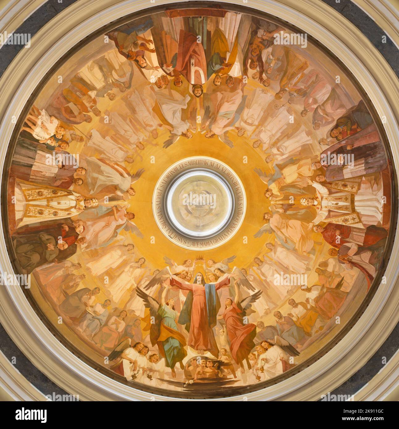 IVREA, ITALIA - 15 LUGLIO 2022: La cupola della chiesa Santuario Monte Stella con l'Assunzione della Vergine Maria affresco di dalle Ceste Foto Stock