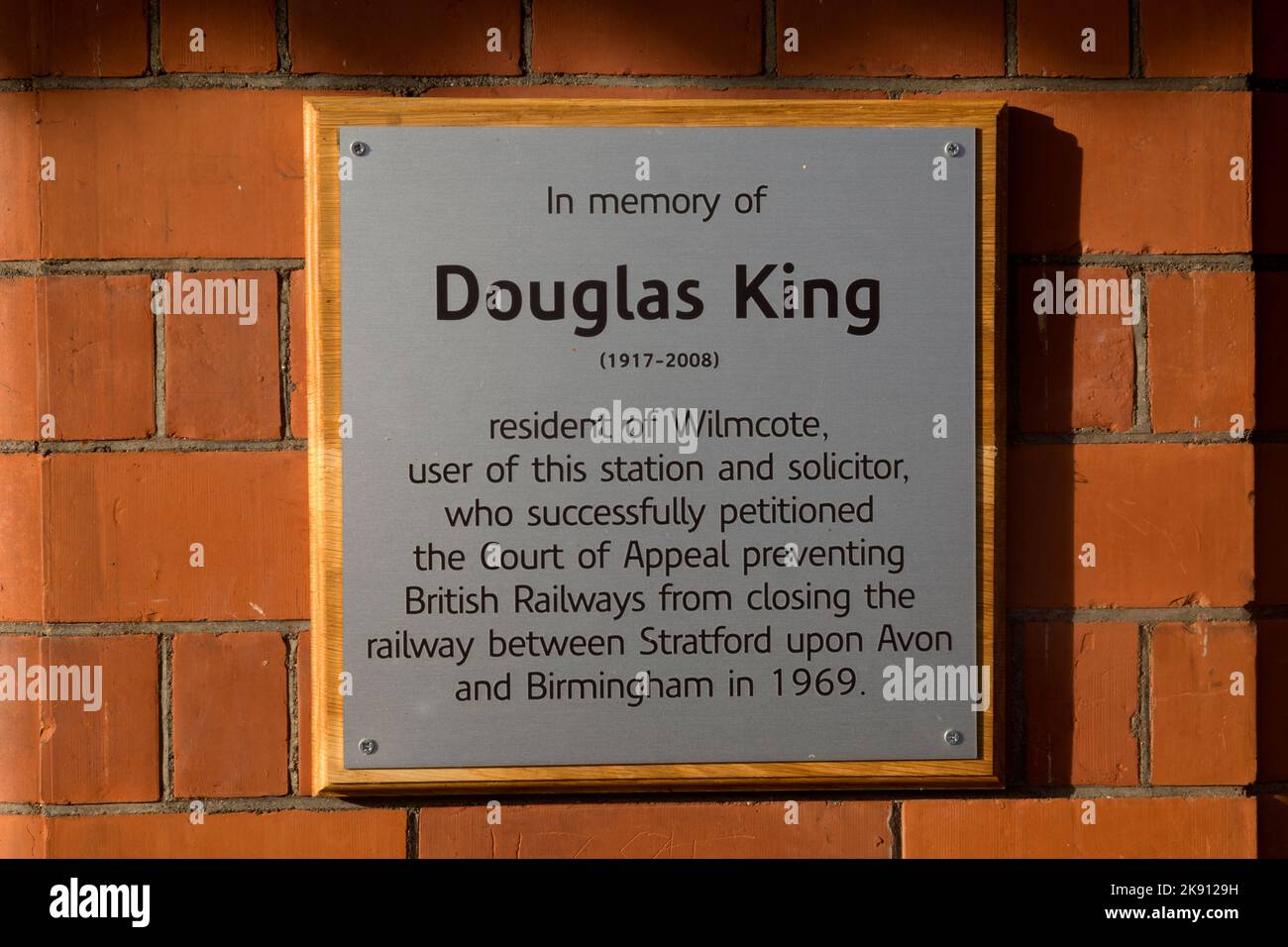 Douglas King Memorial Plaque, stazione ferroviaria di Wilmcote, Warwickshire, Inghilterra, Regno Unito Foto Stock