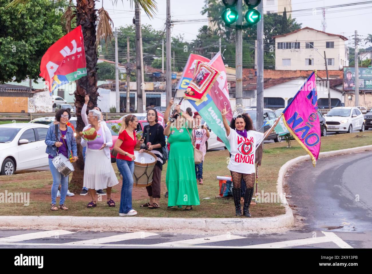 Goiânia, Goias, Brasile – 21 ottobre 2022: Molte persone in azione per strada con le bandiere rosse di Lula. Foto Stock