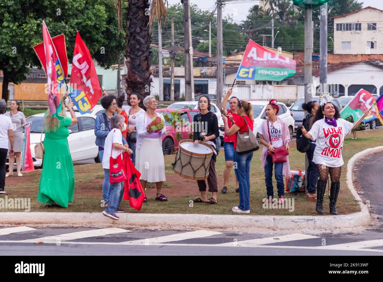 Goiânia, Goias, Brasile – 21 ottobre 2022: Molte persone in azione per strada con le bandiere rosse di Lula. Foto Stock