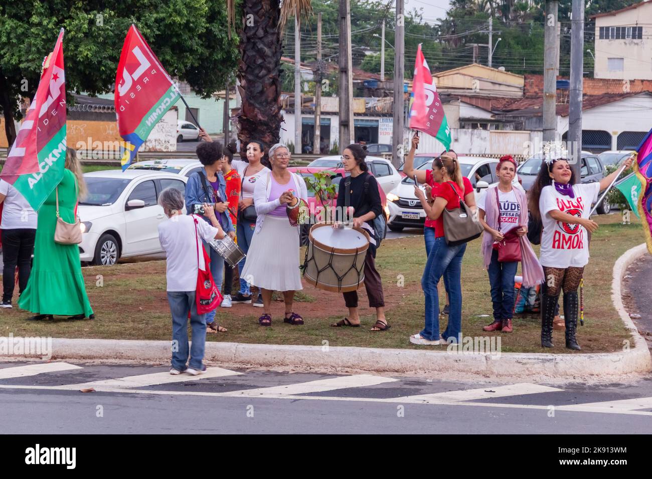 Goiânia, Goias, Brasile – 21 ottobre 2022: Molte persone in azione per strada con le bandiere rosse di Lula. Foto Stock