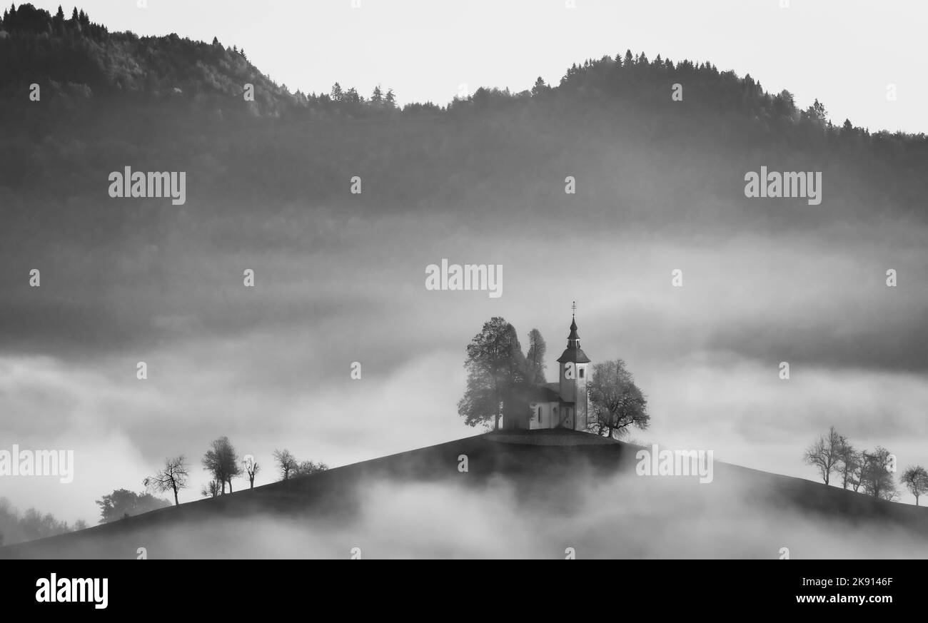 CERKEV Sveti Tomaž (St Chiesa di Tommaso) vicino a Škofja Loka, Slovenia. Misty mattina e l'alba Foto Stock