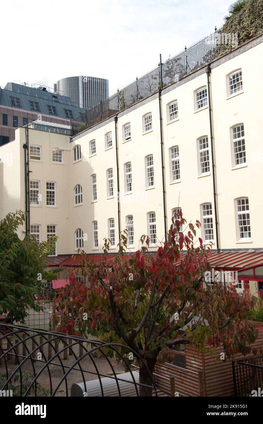 Sir John Cass's Foundation Primary School, Aldgate High Street, Aldgate, Londra, Inghilterra, Regno Unito. Foto Stock